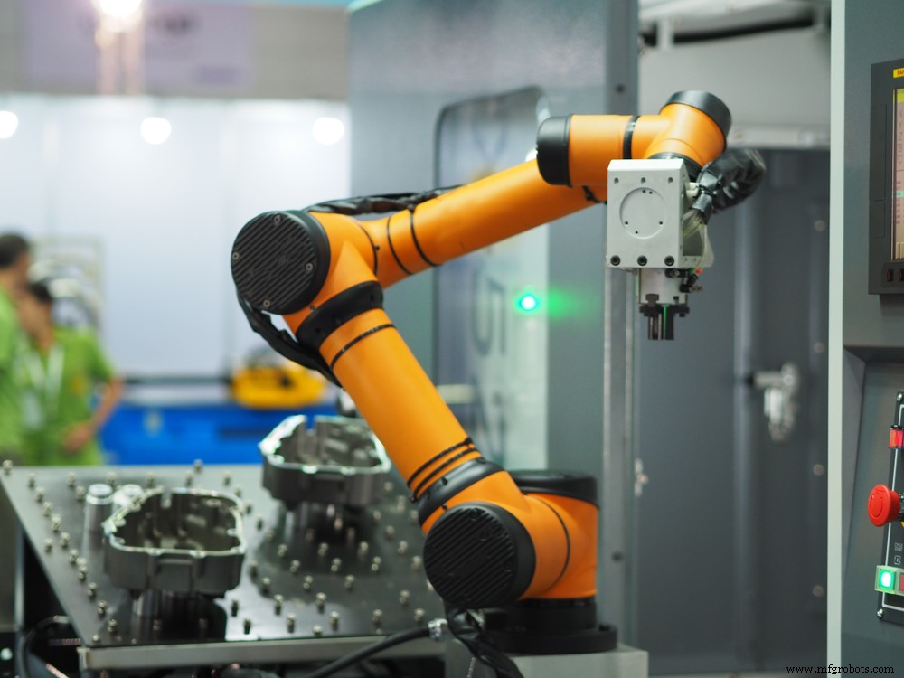 Zes-as industriële robots: Praktijktoepassingen, voordelen en kostenanalyse