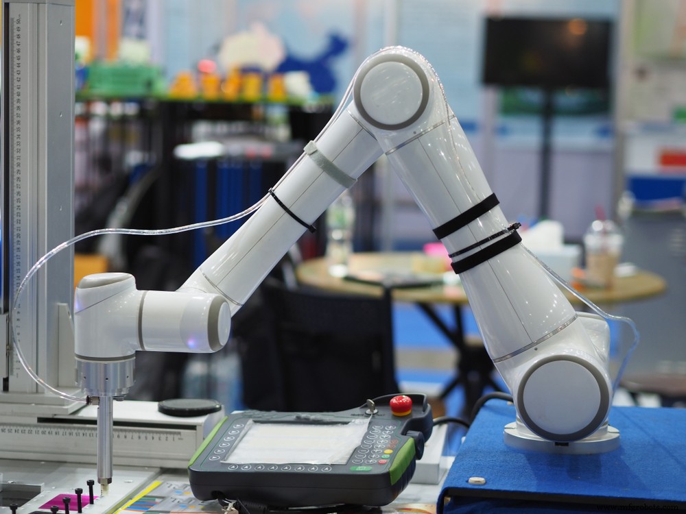 Zes-as industriële robots: Praktijktoepassingen, voordelen en kostenanalyse