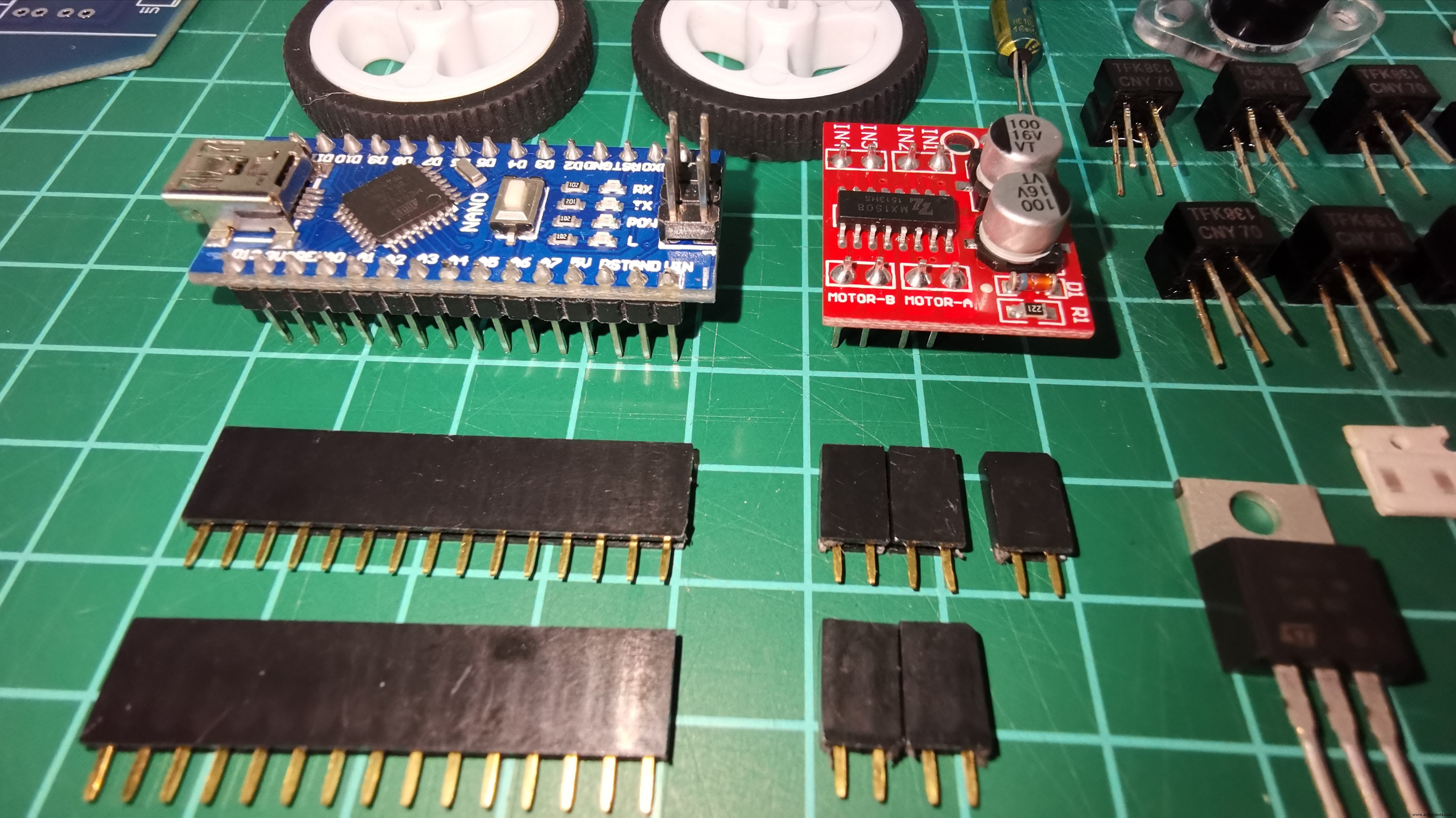 V4 Snelheids Lijnvolgende Robot – Geavanceerd Arduino Nano Systeem