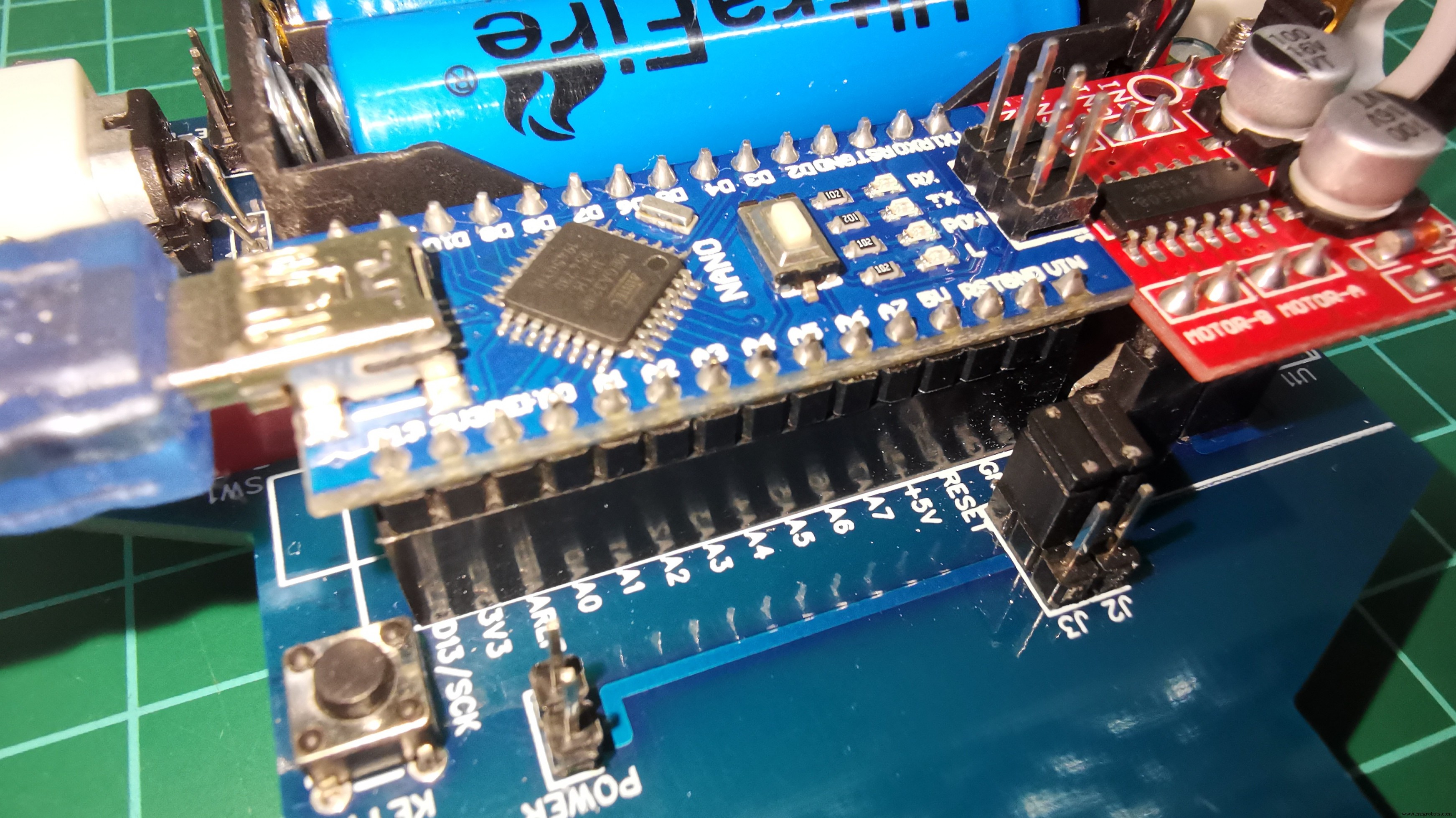 V4 Snelheids Lijnvolgende Robot – Geavanceerd Arduino Nano Systeem