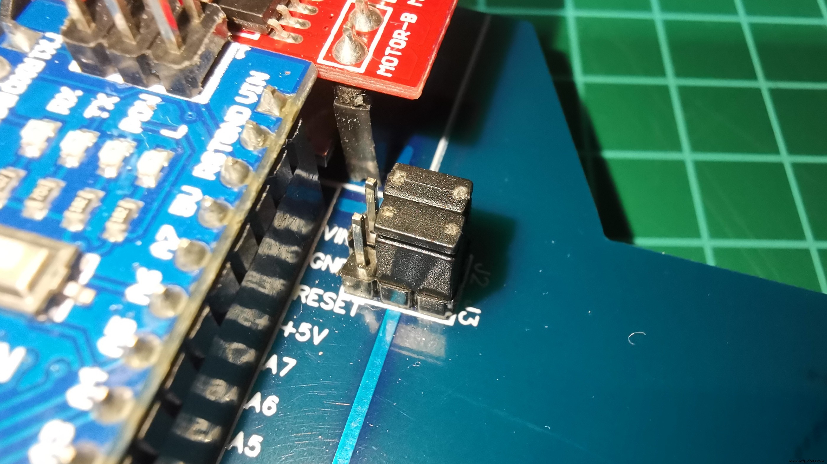 V4 Snelheids Lijnvolgende Robot – Geavanceerd Arduino Nano Systeem