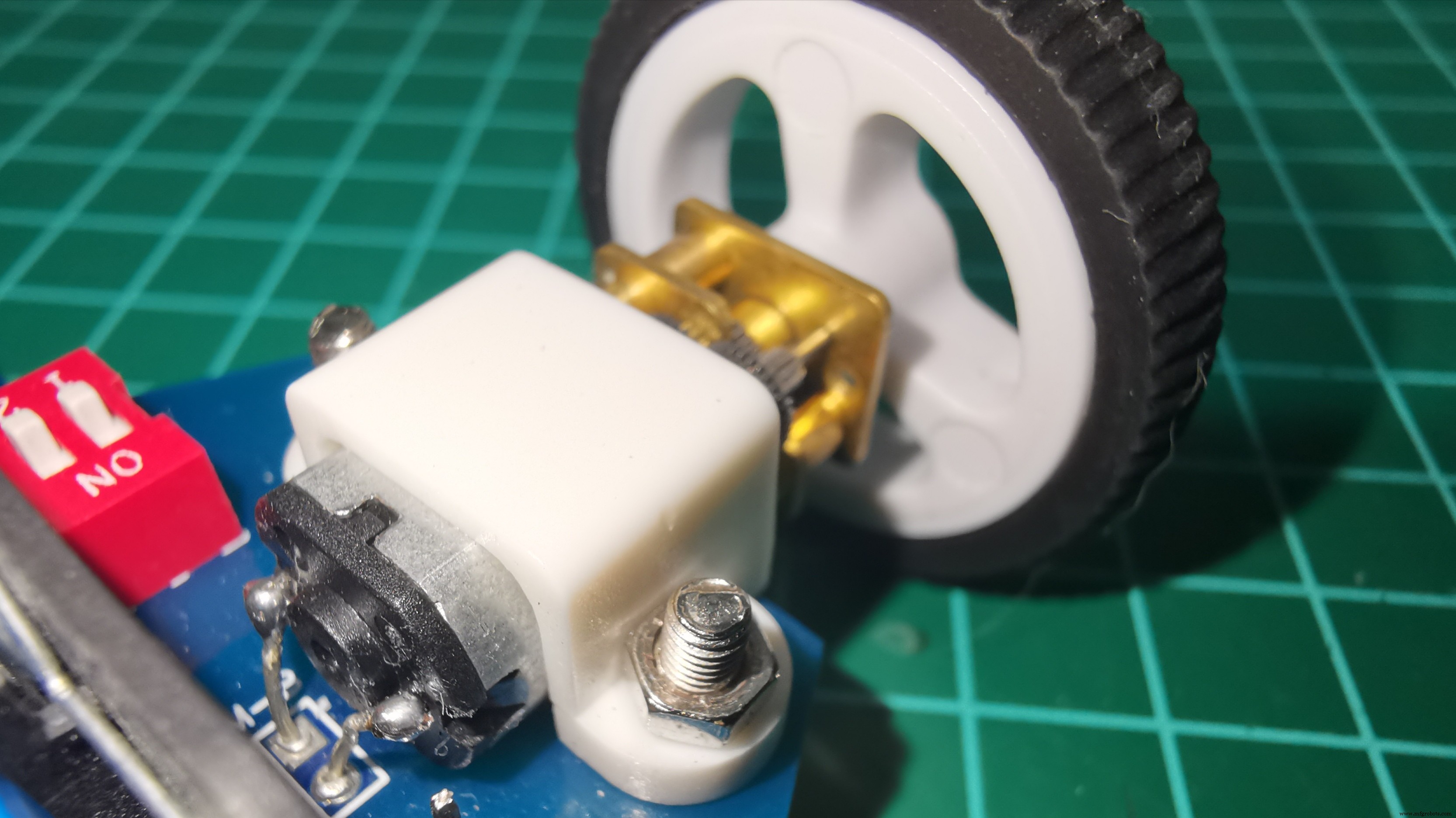 V4 Snelheids Lijnvolgende Robot – Geavanceerd Arduino Nano Systeem