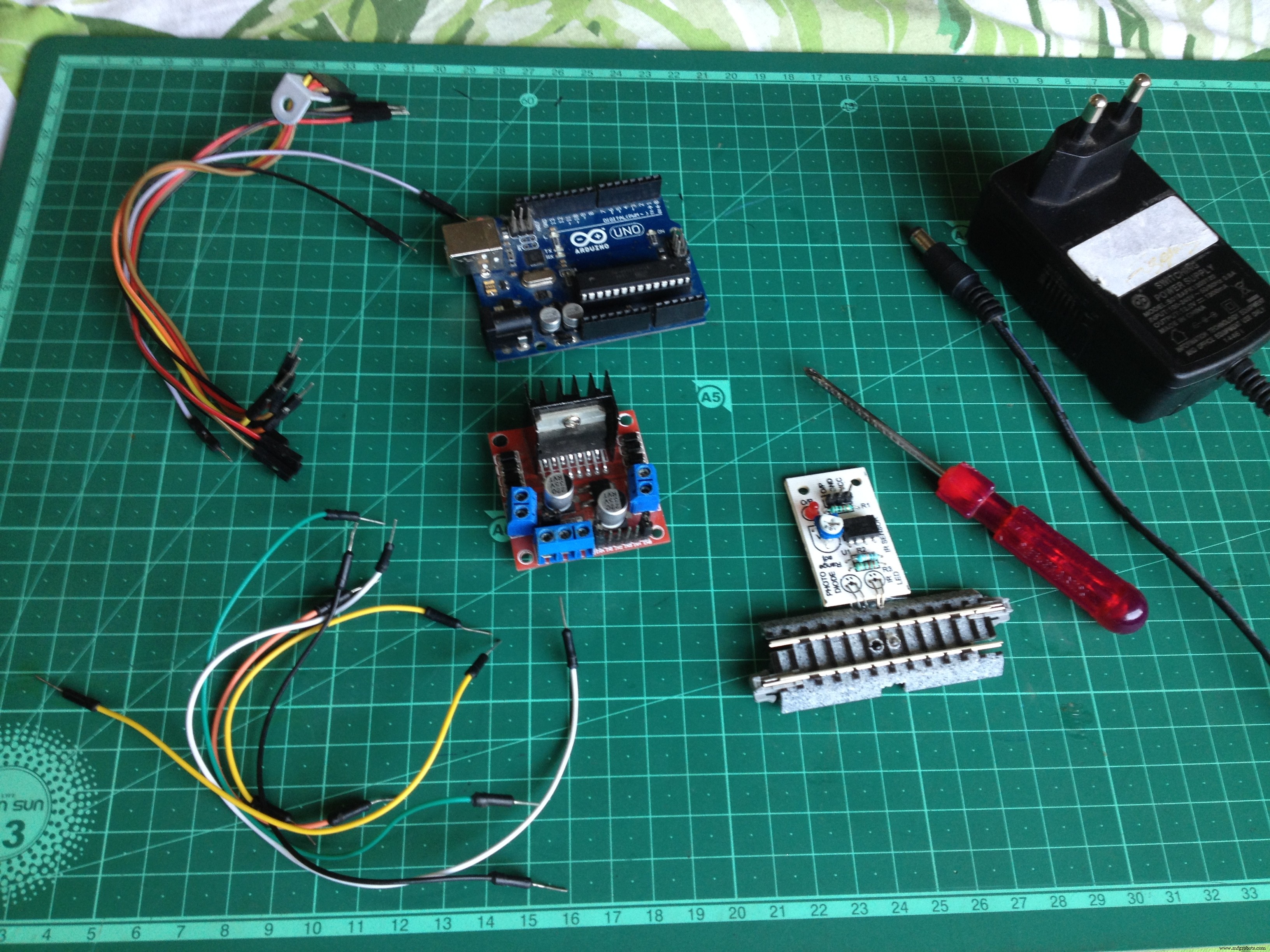 Slim Geautomatiseerd Modelspoorlayout met Inhaalspoor – Arduino Gestuurd