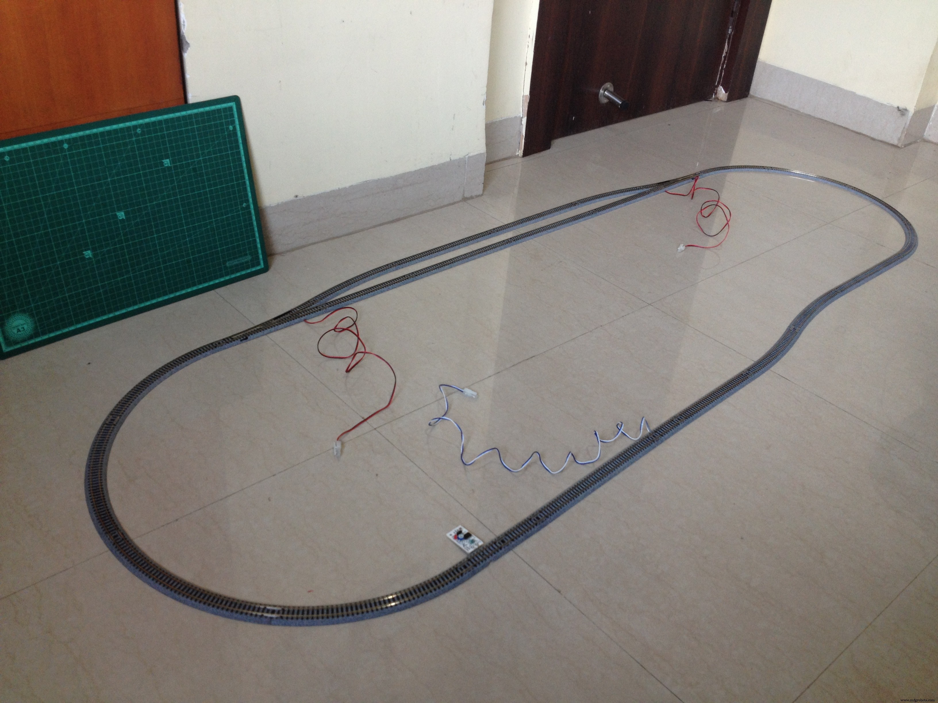 Slim Geautomatiseerd Modelspoorlayout met Inhaalspoor – Arduino Gestuurd
