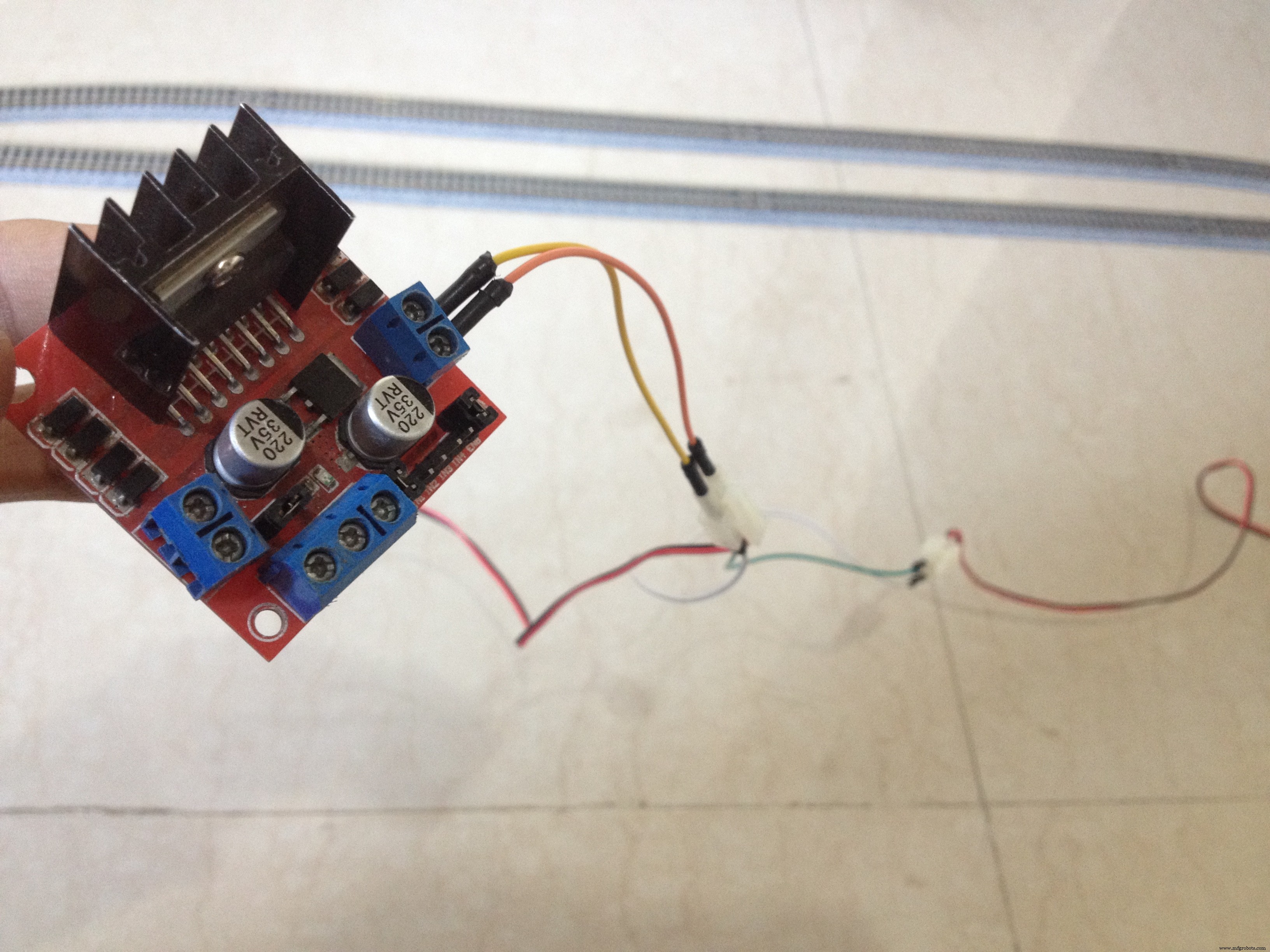 Slim Geautomatiseerd Modelspoorlayout met Inhaalspoor – Arduino Gestuurd