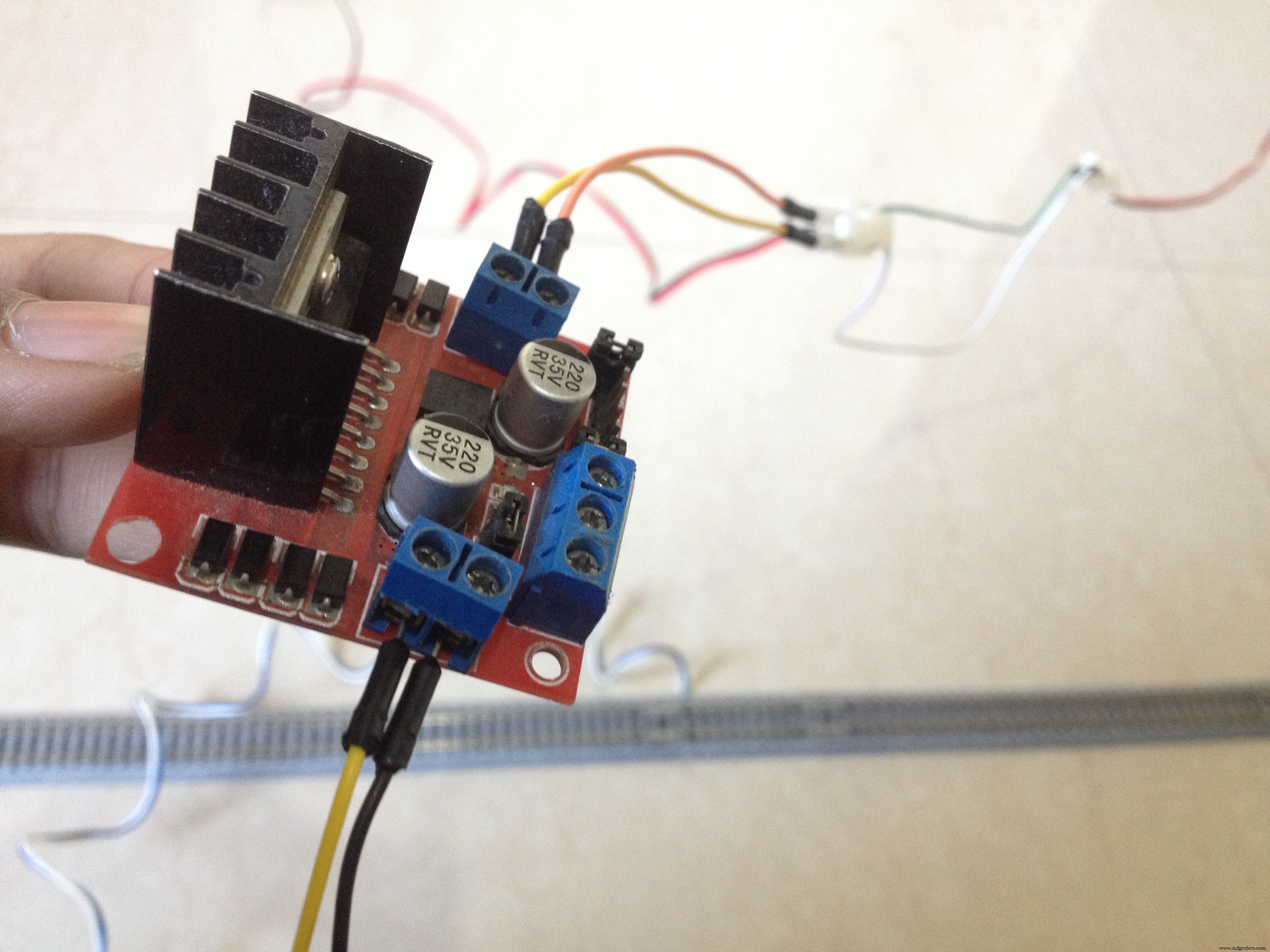 Slim Geautomatiseerd Modelspoorlayout met Inhaalspoor – Arduino Gestuurd
