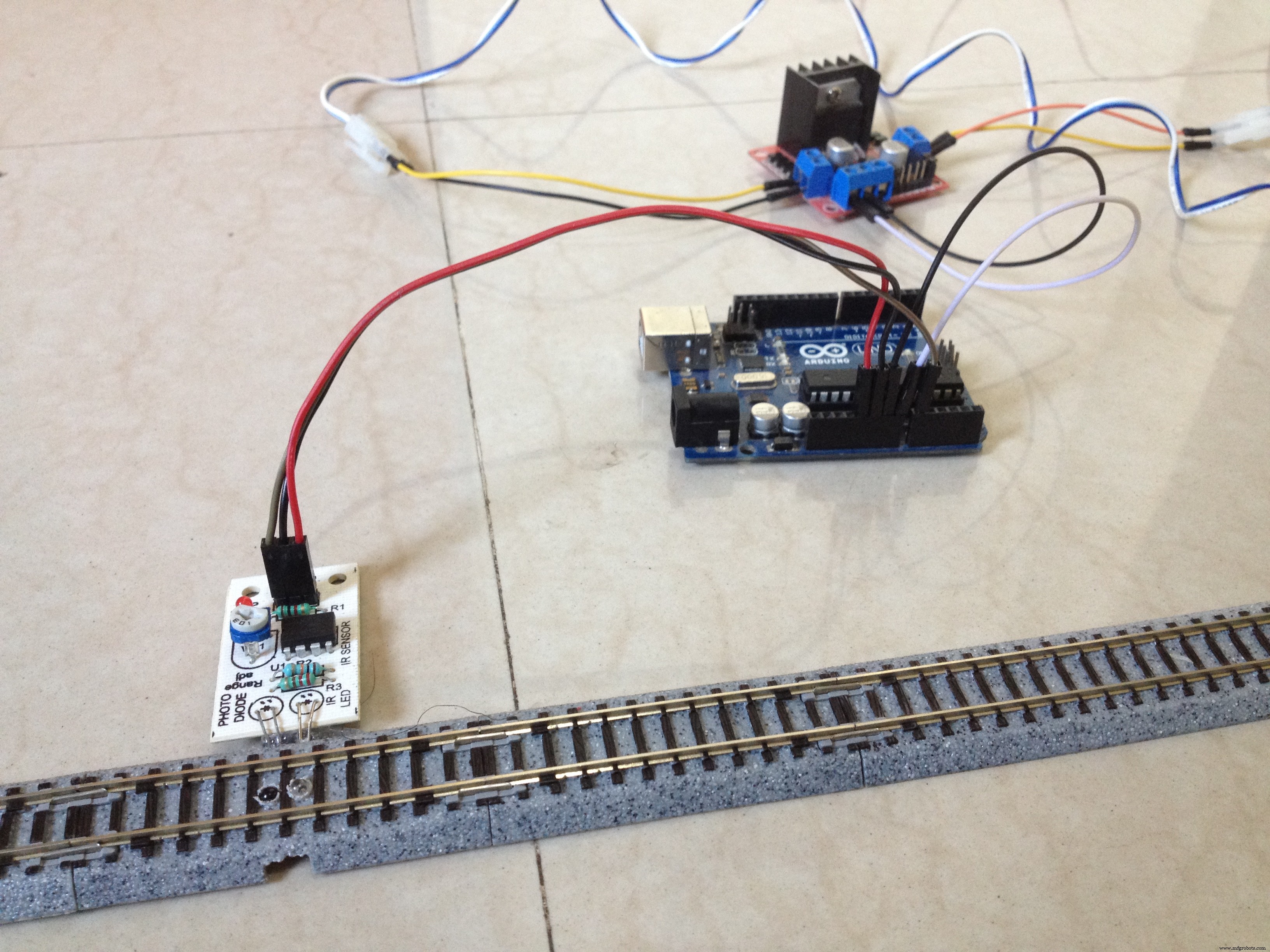Slim Geautomatiseerd Modelspoorlayout met Inhaalspoor – Arduino Gestuurd