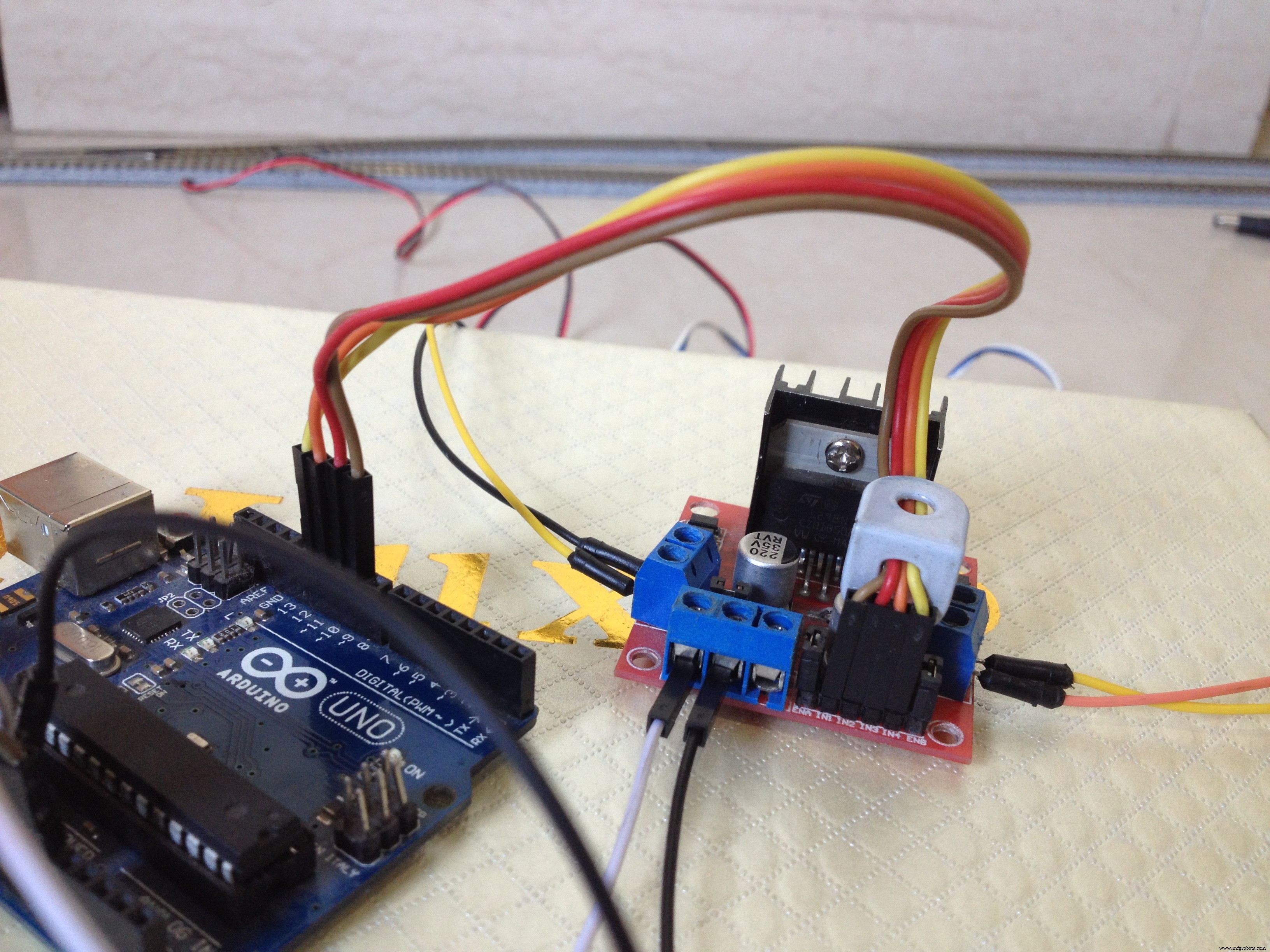 Slim Geautomatiseerd Modelspoorlayout met Inhaalspoor – Arduino Gestuurd