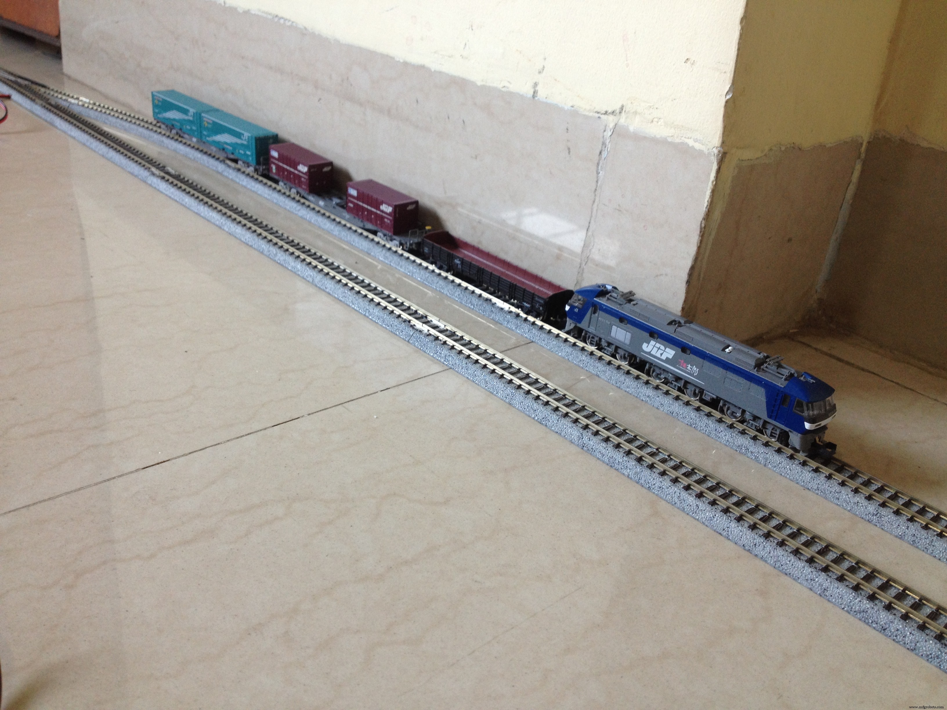 Slim Geautomatiseerd Modelspoorlayout met Inhaalspoor – Arduino Gestuurd