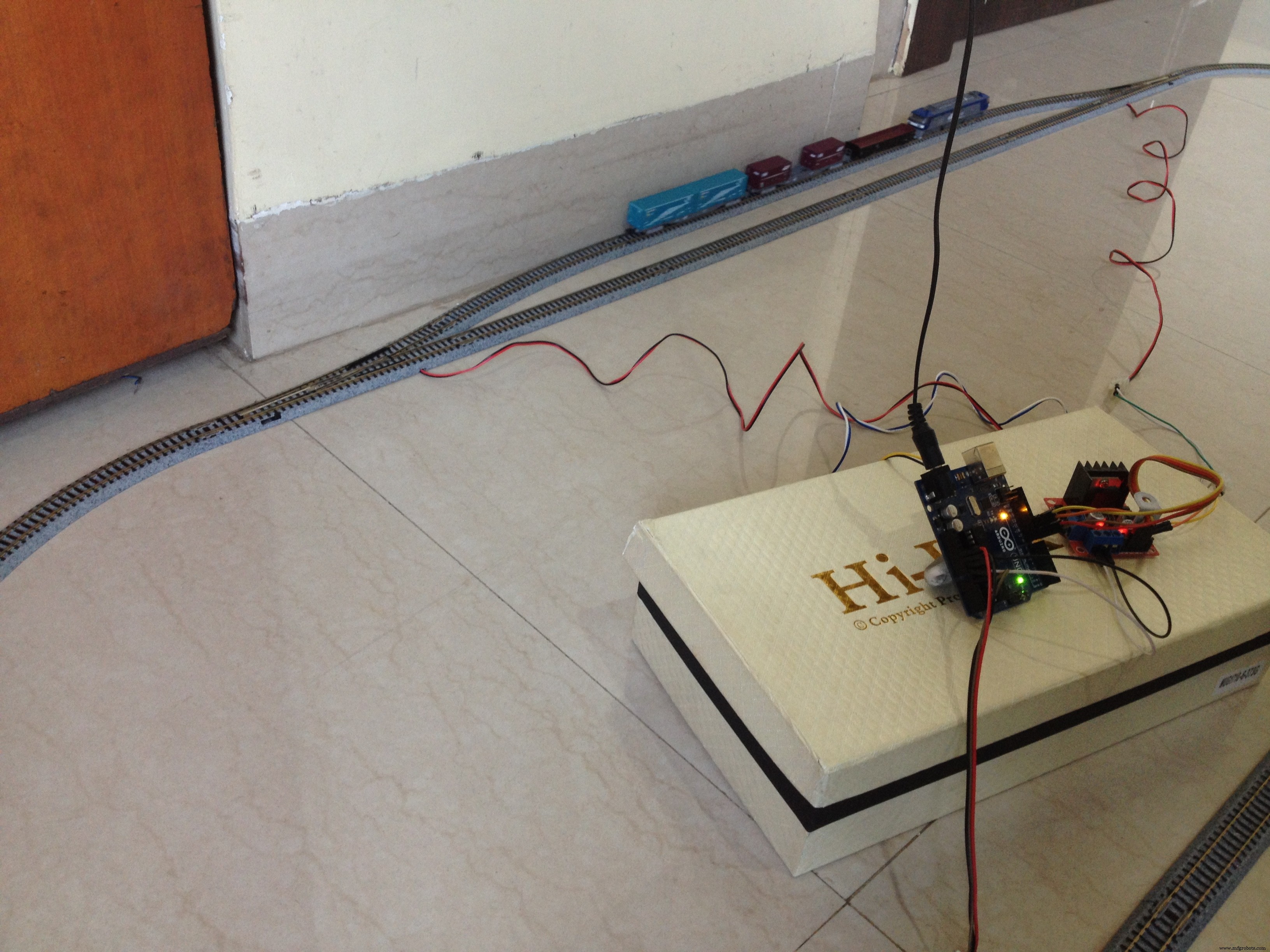 Slim Geautomatiseerd Modelspoorlayout met Inhaalspoor – Arduino Gestuurd