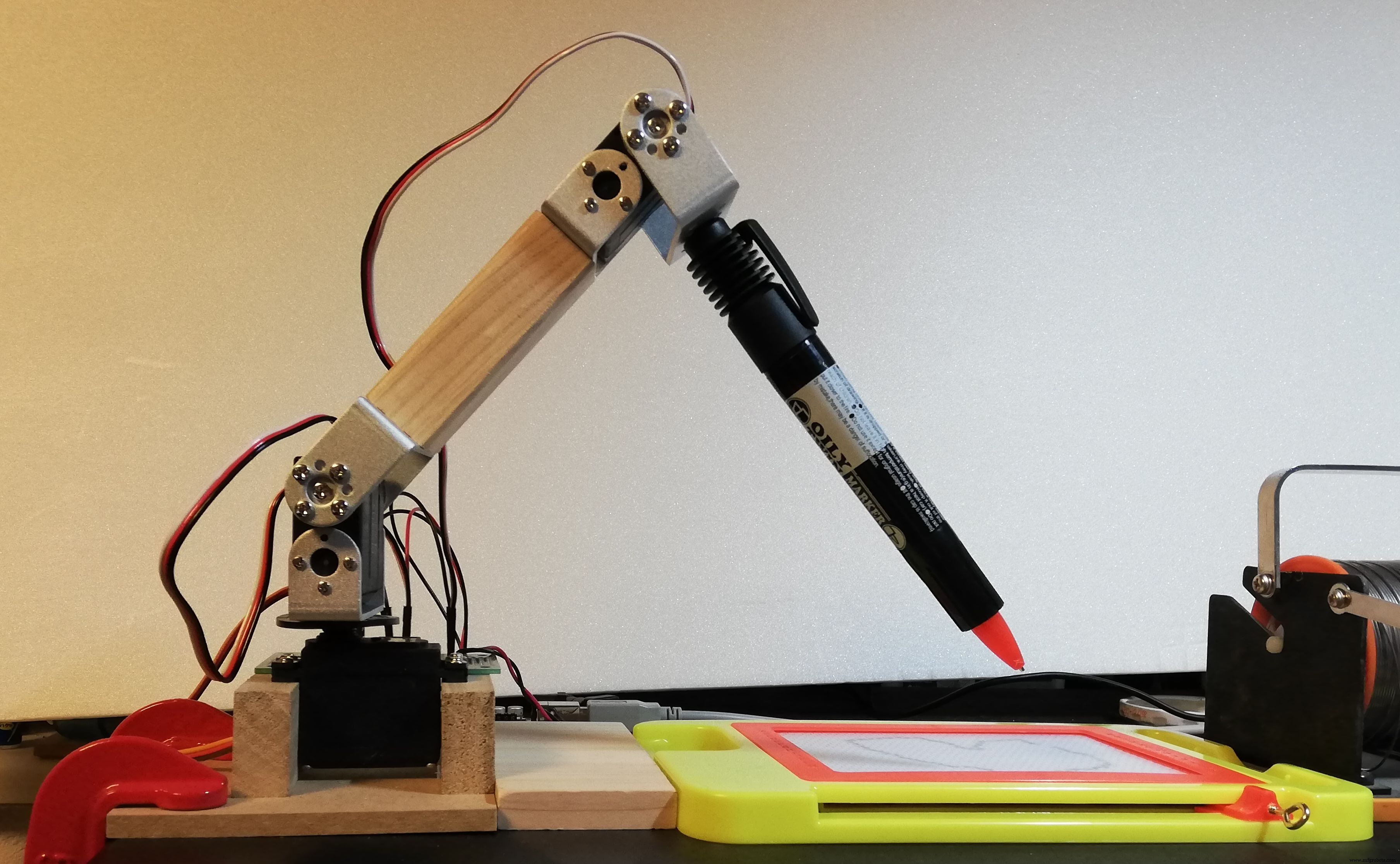 Arduino-aangedreven Robotarm met Aangepaste Controller – Servo & Potentiometer Bouw