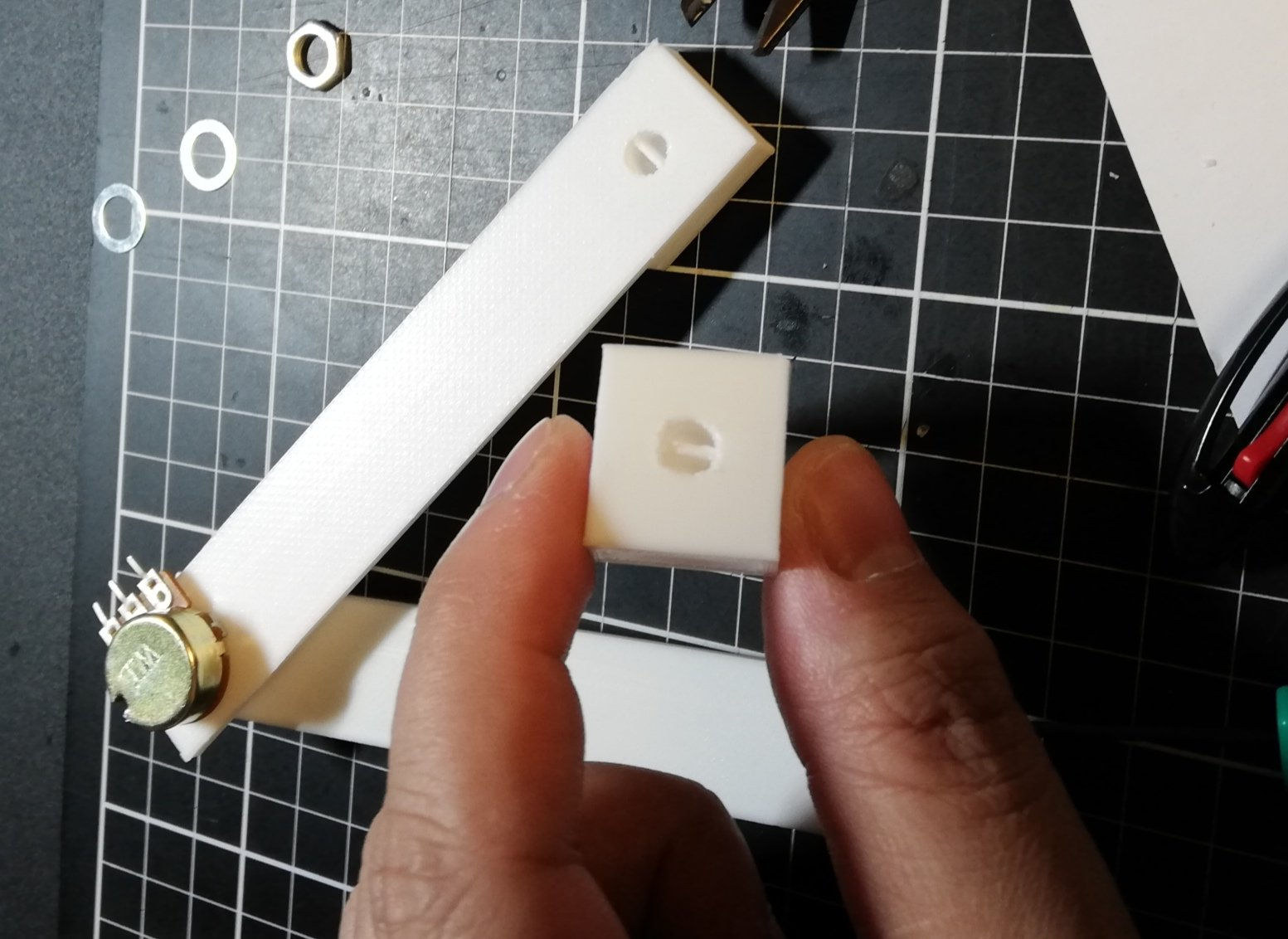 Arduino-aangedreven Robotarm met Aangepaste Controller – Servo & Potentiometer Bouw