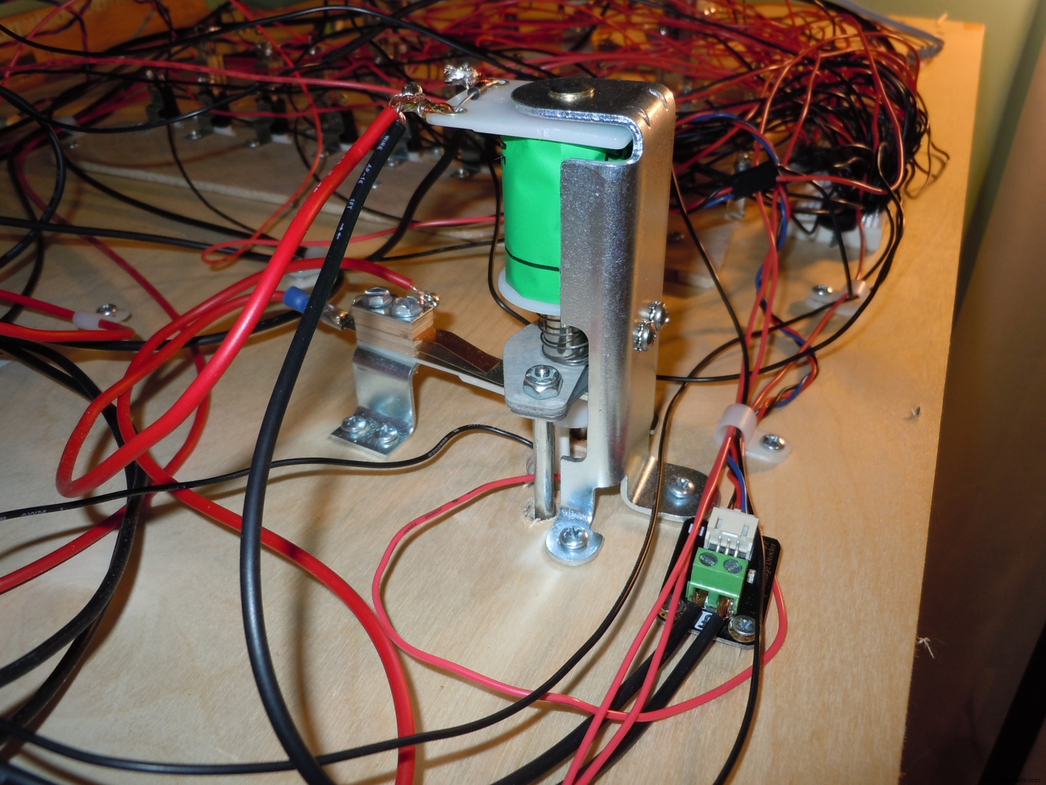 Bouw een Arduino-aangedreven Flipperautomaat: DIY-gids