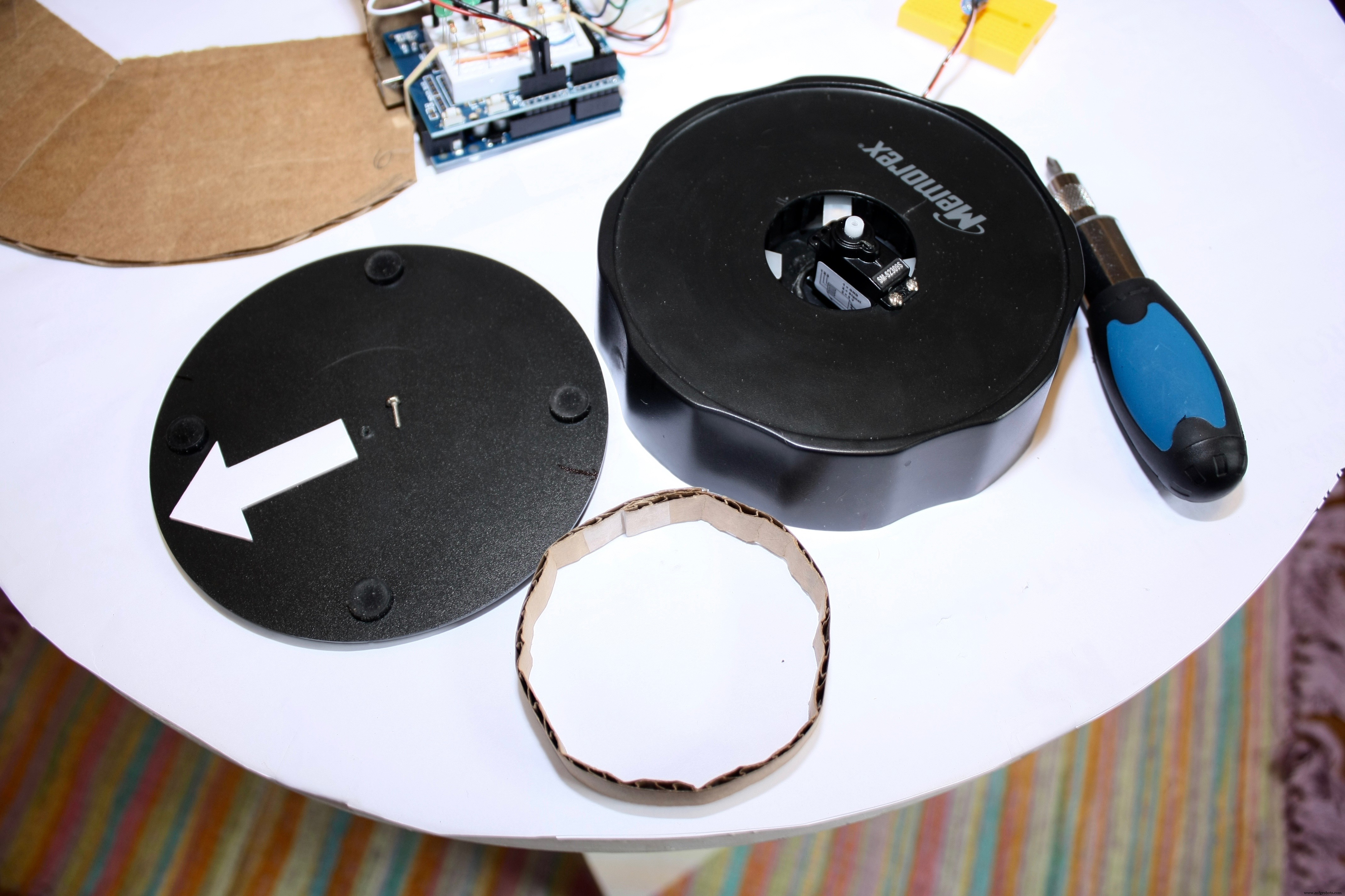 Geautomatiseerde Motion-Tracking Camera Basis met Arduino en Servo Besturing