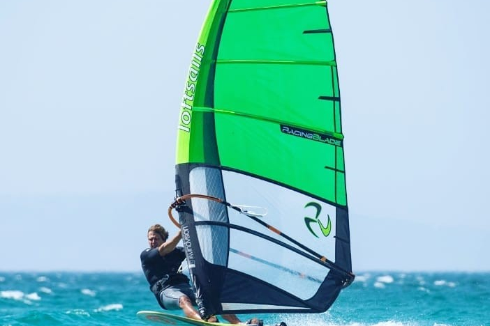 Sicomin s GreenPoxy 33 bio-gebaseerde epoxy verbetert koolstofvezel windsurf vinnen voor topprestaties