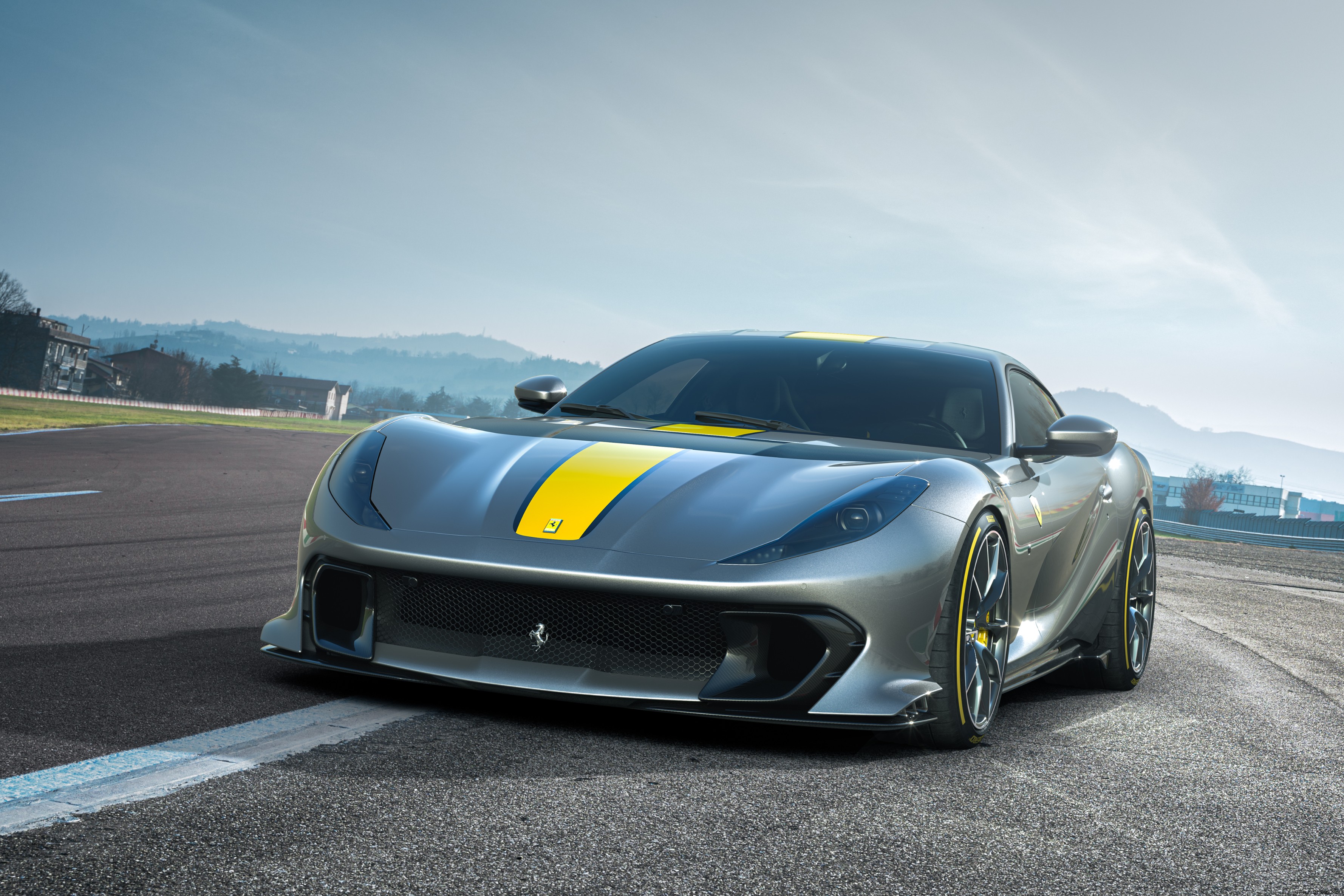 Ferrari 812 Competizione: Koolstofvezel-gedreven prestaties onthuld