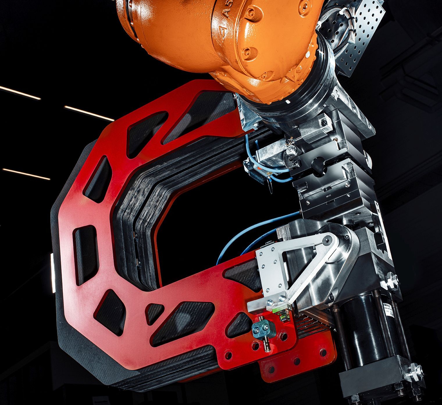 Geavanceerde robotische injectiegieting voor gefunctionaliseerde composietcomponenten