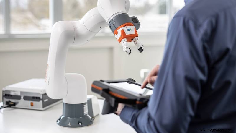 KUKA lanceert iiQKA.OS – Next-gen besturingssysteem dat industriële robotica vereenvoudigt