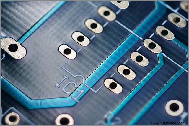 De Cruciale Rol van Plated Through-Hole (PTH) Technologie in Moderne PCB-fabricatie