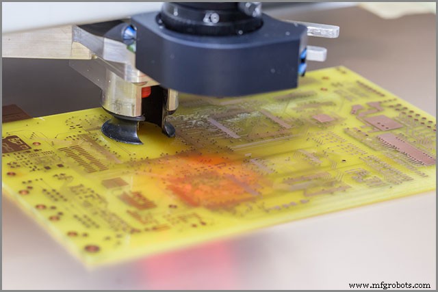 De Cruciale Rol van Plated Through-Hole (PTH) Technologie in Moderne PCB-fabricatie