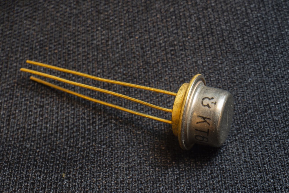 2SC2879 Transistor: Kenmerken, Pinout & Toepassingen Uitgelegd