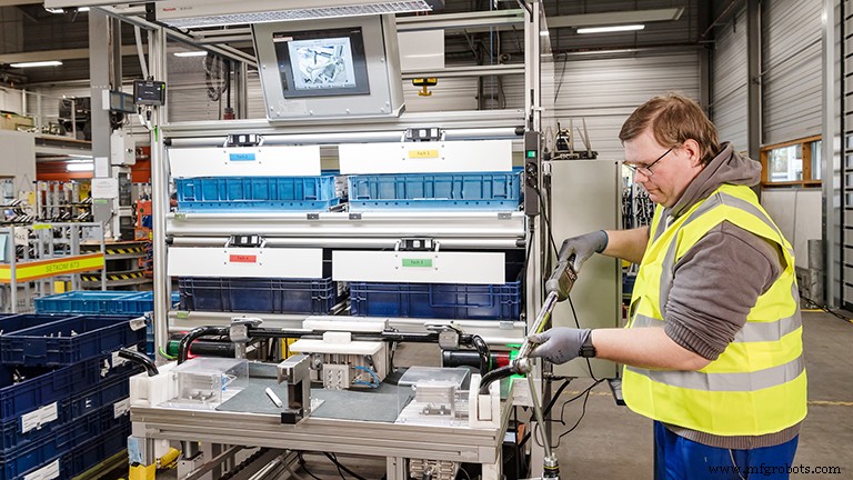 Handmatig werk geïntegreerd met moderne automatisering om werknemers met een handicap te empowern