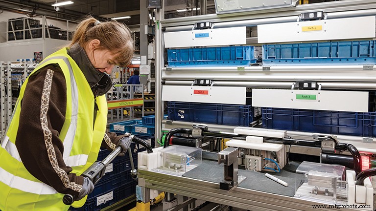 Handmatig werk geïntegreerd met moderne automatisering om werknemers met een handicap te empowern