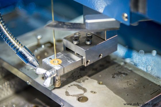 Draad EDM uitgelegd: Hoe het werkt en industriële toepassingen