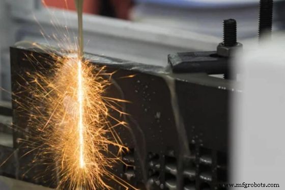 Draad EDM uitgelegd: Hoe het werkt en industriële toepassingen