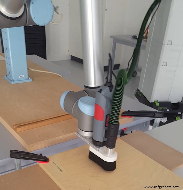 Ingenieur Bereist Schone, Stofvrije Robotgravering met RoboDK